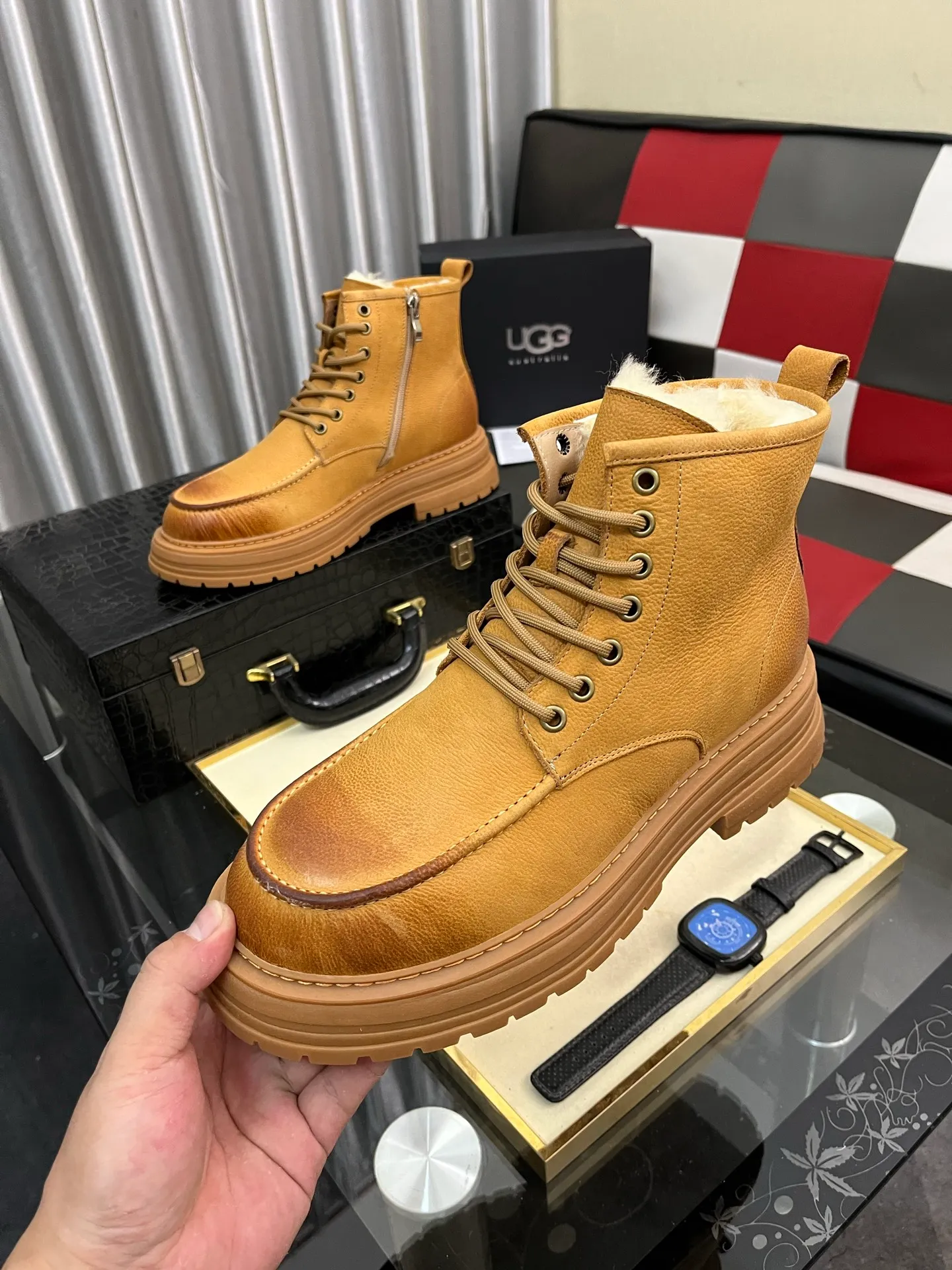 Men's Men's Shoes 💰660⌚️⌚️New UGG fur-integrated men's simple and fashionable snow shoes. The most worth buying at the end of this year are warm casual shoes. Whether you are out and about at home, their comfortable and warm performance will be your most suitable fashion companion! The material is cowhide upper and imported wool is used inside. Two layers of cowhide for warmth and comfort! The eva+ rubber patch outsole is cushioned, wear-resistant, and has good elasticity. It is light and wear-resistant, comfortable and soft, and the new simple cut is more fashionable. It has both practicality and fashion sense, so you no longer have to worry about how to match it in winter, while still maintaining fashionable taste. High-quality genuine wool produced in Dongguan. The material depends on the details! Size: 38-39-40-41-42-43-44-45